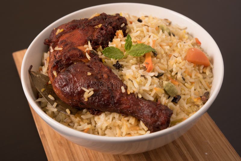 Pollo frito Biryani/Biriyani del indio en un cuenco blanco en el panel de madera imagenes de archivo Pollo frito Biryani/Biriyani del indio en un cuenco blanco en el panel de madera imagenes de archivo