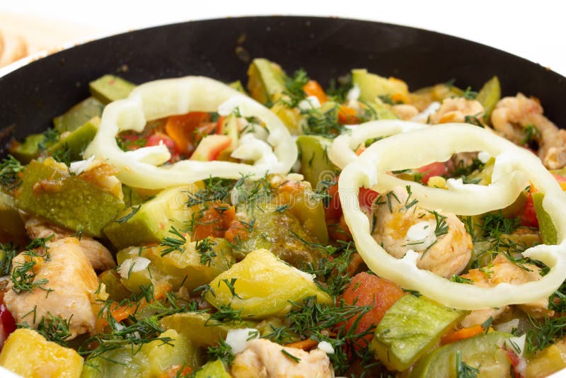 Pollo zanahoria y calabacín en la comida vegetal de la cacerola, cocinando fotografía de archivo Pollo zanahoria y calabacín en la comida vegetal de la cacerola, cocinando fotografía de archivo