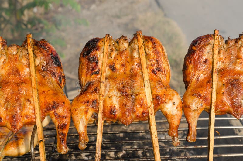 Carteles De Pollos a La Venta Cuelgan De Una Antigua Cuna De Maíz