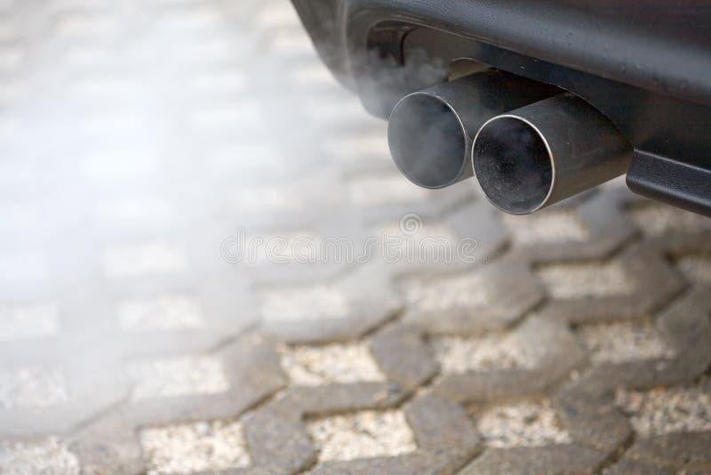 Dos veces escape tubo de auto soplo afuera contaminación.