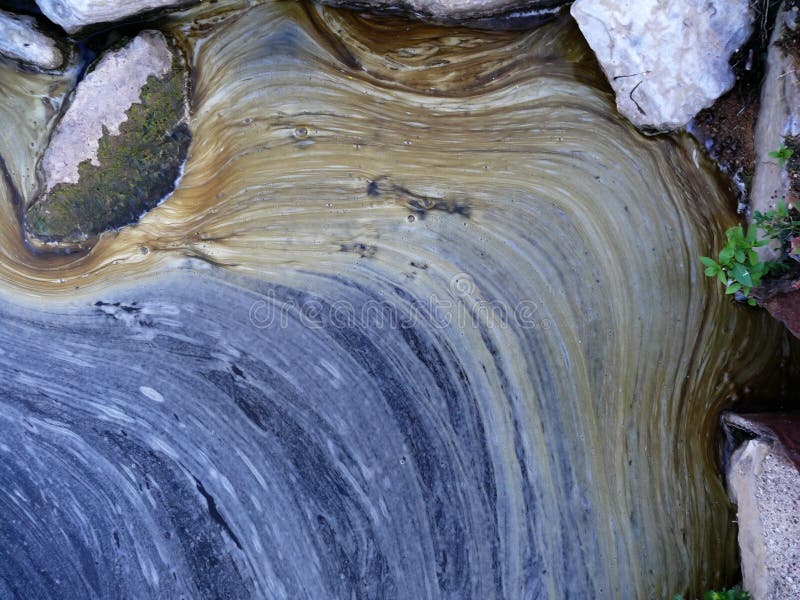 Interesante textura creado de acuerdo a contaminación a lo largo de un rio.