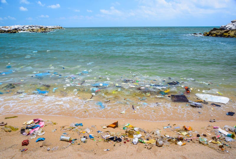 Inquinamento sulla spiaggia del mare tropicale.