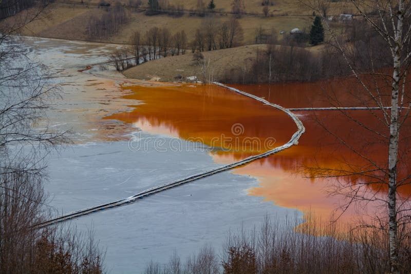 Pollution de lac par le mien des résiduels, Geamana, Roumanie photos libres de droits Pollution de lac par le mien des résiduels, Geamana, Roumanie photos libres de droits