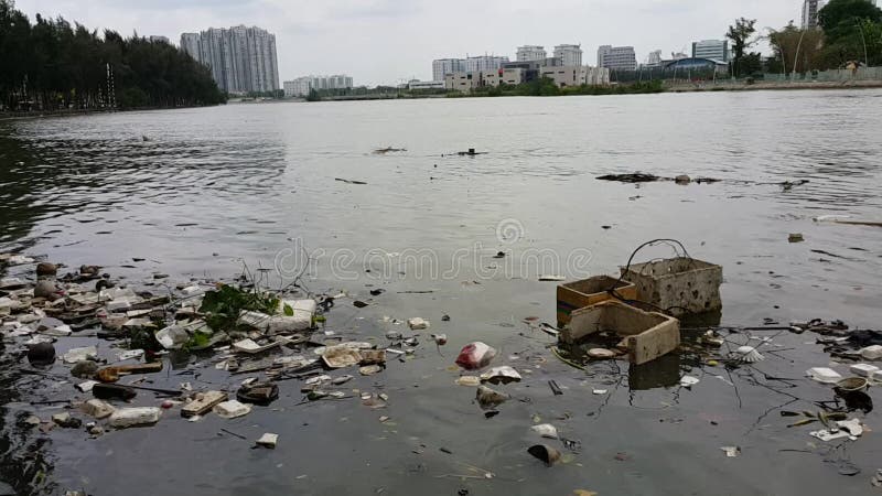 Pollution en plastique dans l'eau banque de vidéos