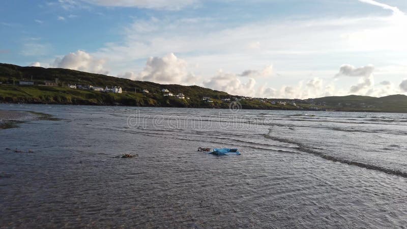 Pollution en plastique flottant dans l'Océan Atlantique banque de vidéos