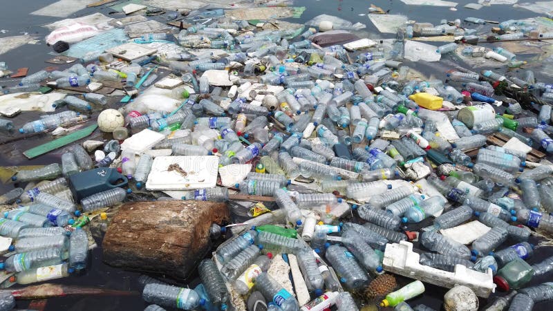 Pollution plastique déchets dans l'océan avec différents types d'ordures bouteilles en plastique sacs déchets flottant dans l'eau banque de vidéos