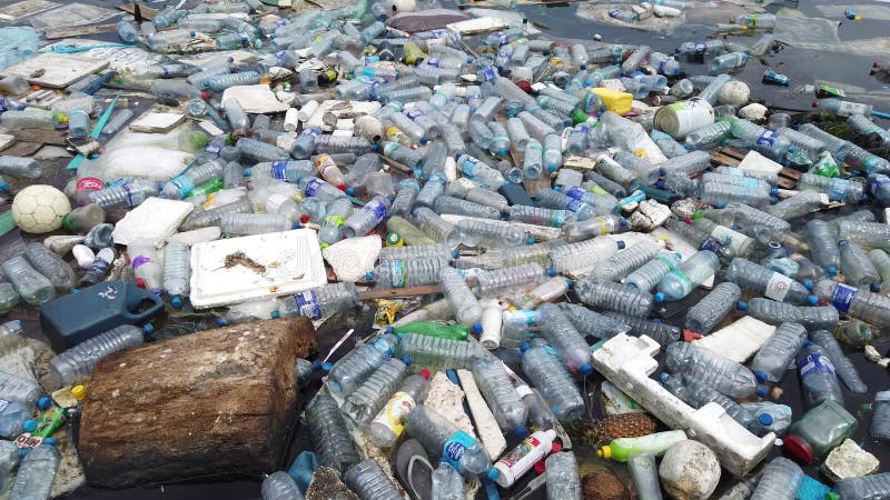 Pollution plastique déchets dans l'océan avec différents types d'ordures bouteilles en plastique sacs déchets flottant dans l'eau banque de vidéos