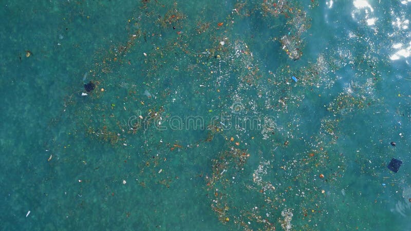 Pollution plastique flottant à la surface de l'océan. Vue aérienne des ordures en plastique à Bali banque de vidéos