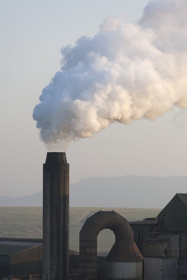 Fumar descargar a retumbar molino chimenea.