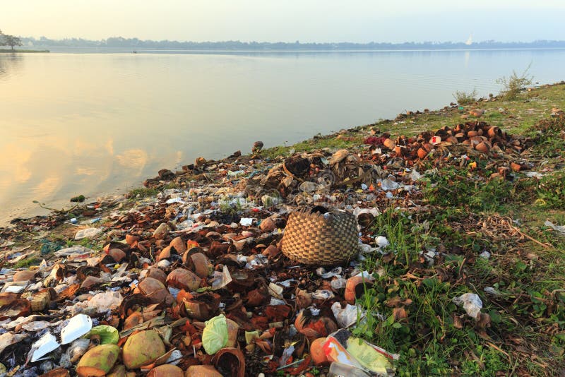 Pollution sur le rivage de lac photographie stock Pollution sur le rivage de lac photographie stock