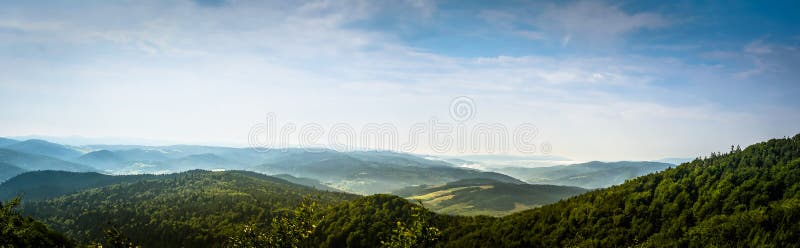 Polnische bewaldete Berge des Europäers beim Klettern auf Yavazhina Krynicka stockbilder Polnische bewaldete Berge des Europäers beim Klettern auf Yavazhina Krynicka stockbilder