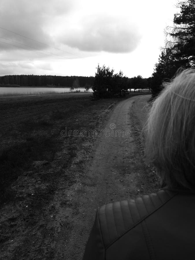 Polnische Dorflandschaft Künstlerischer Blick in Schwarzweiss lizenzfreie stockbilder Polnische Dorflandschaft Künstlerischer Blick in Schwarzweiss lizenzfreie stockbilder