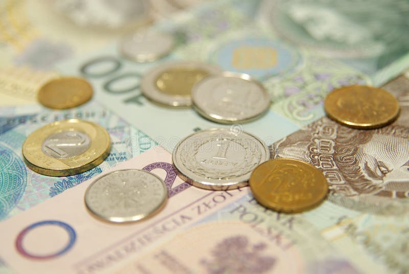 Polnische Münzen auf Bargeld lizenzfreie stockfotografie Polnische Münzen auf Bargeld lizenzfreie stockfotografie