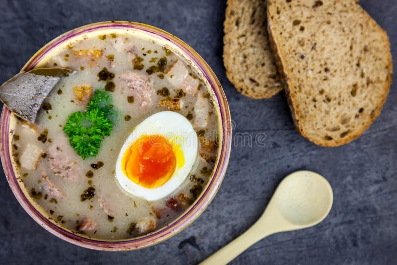 Polnische Sauerteigsuppe - Zurek Oder Weißer Borschtsch Gedient Mit Ei ...