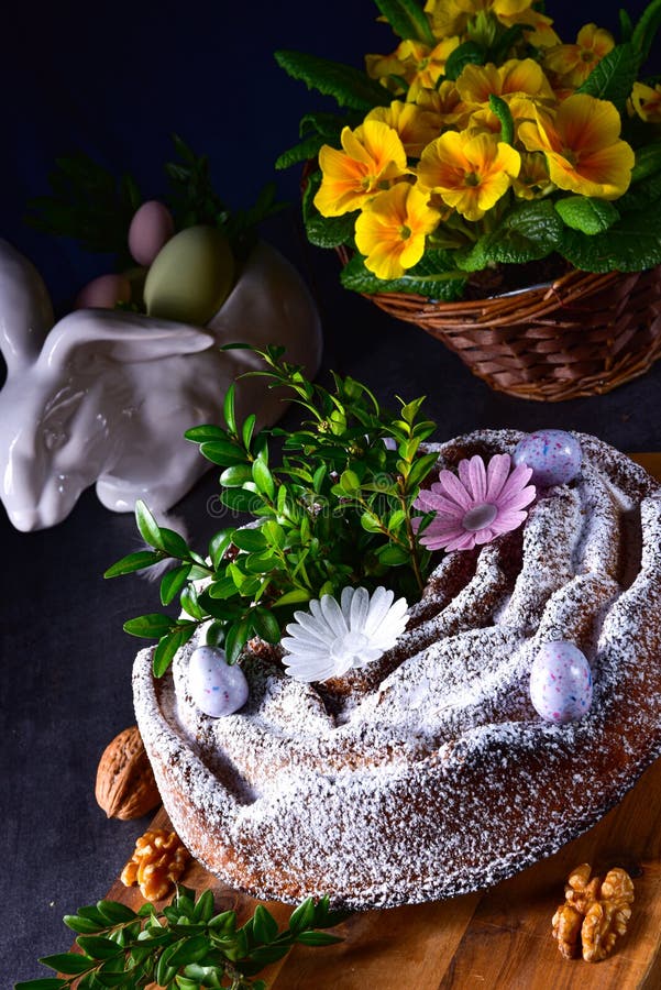 Polnischer Ostern-Kuchen mit Schalenfrüchten und Schokolade