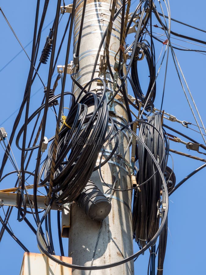 Polo concreto con las bobinas de una reserva de un cable de teléfono imagen de archivo Polo concreto con las bobinas de una reserva de un cable de teléfono imagen de archivo