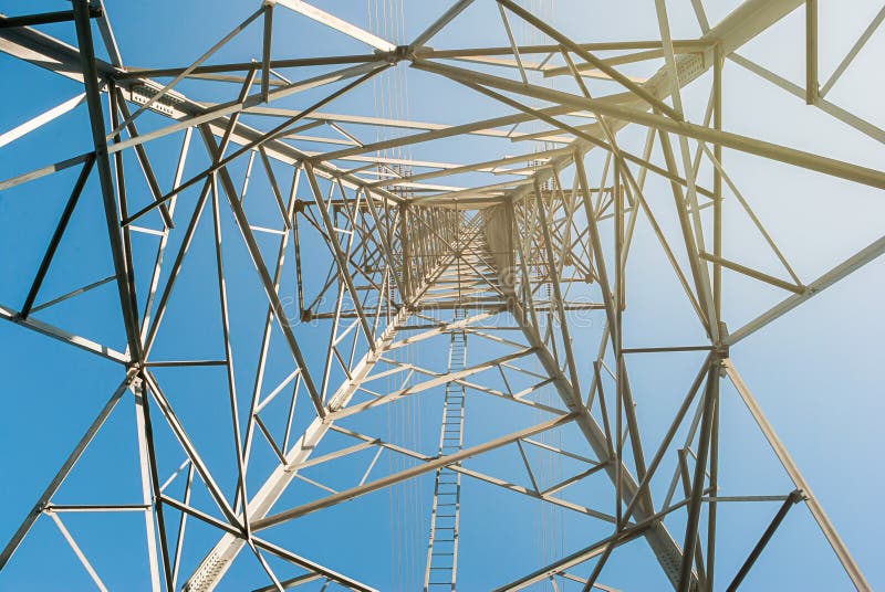 Polo di elettricità ad alta tensione ridotto direttamente sotto immagine stock libera da diritti
