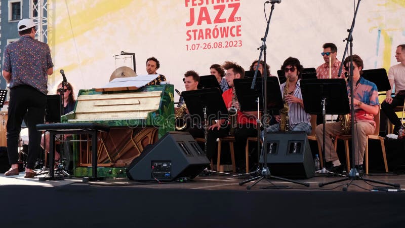 Pologne 20 juillet 2023 : festival de jazz vue de la scène avec des musiciens dans la rue de la vieille ville