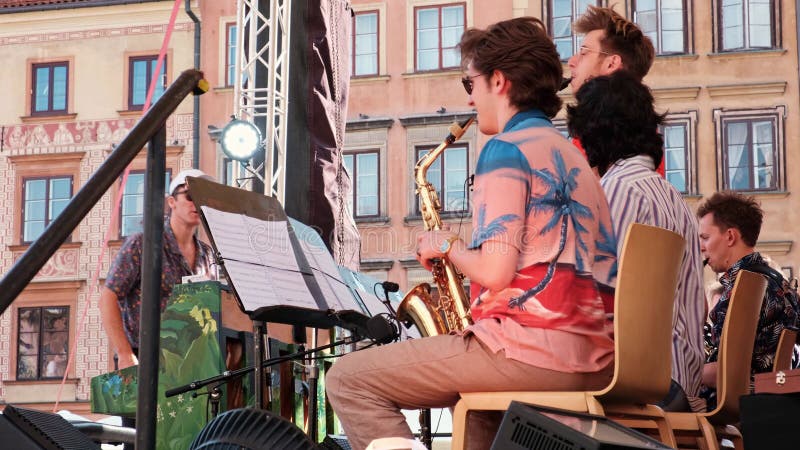 Pologne 20 juillet 2023 : festival de jazz vue de la scène avec des musiciens dans la rue de la vieille ville