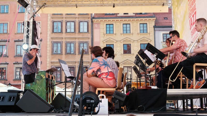 Pologne 20 juillet 2023 : festival de jazz vue de la scène avec des musiciens dans la rue de la vieille ville