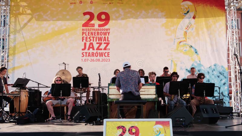 Pologne 20 juillet 2023 : festival de jazz vue de la scène avec des musiciens dans la rue de la vieille ville