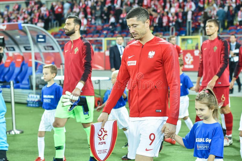 Capitã Nacional De Futebol Portugal Cristiano Ronaldo Contra Chile  Midfielder Mauricio Isla Durante Xícara De Confederação De Fifa Imagem  Editorial - Imagem de caldeira, futebolista: 207477780