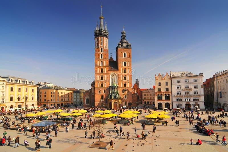 Polonia, Cracovia, piazza principale del mercato, Chiesa di Santa Maria fotografia stock