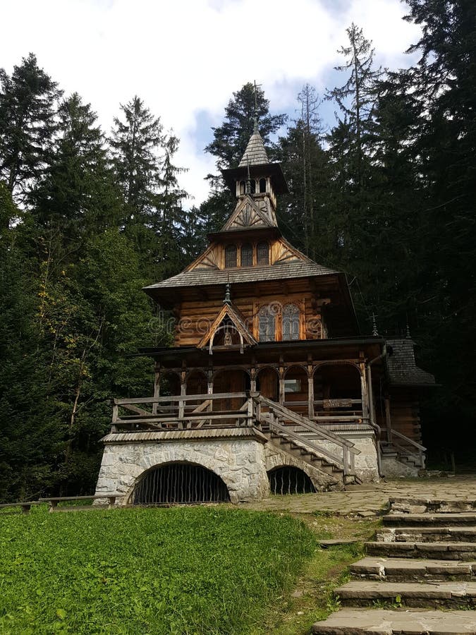 Polonia, Malopolska, Zakopane - la pequeña iglesia imágenes de archivo libres de regalías Polonia, Malopolska, Zakopane - la pequeña iglesia imágenes de archivo libres de regalías
