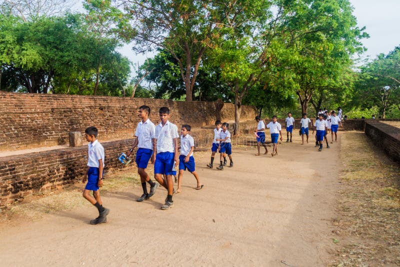 Форма шри. Школьная форма Шри Ланка. Школьная форма детей на Шри Ланке.. Школьная форма Шри Ланки мужская. Школьная форма Шри Ланка фото.