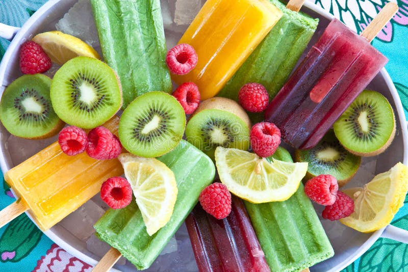 Polos coloridos con las frutas frescas fotos de archivo libres de regalías Polos coloridos con las frutas frescas fotos de archivo libres de regalías