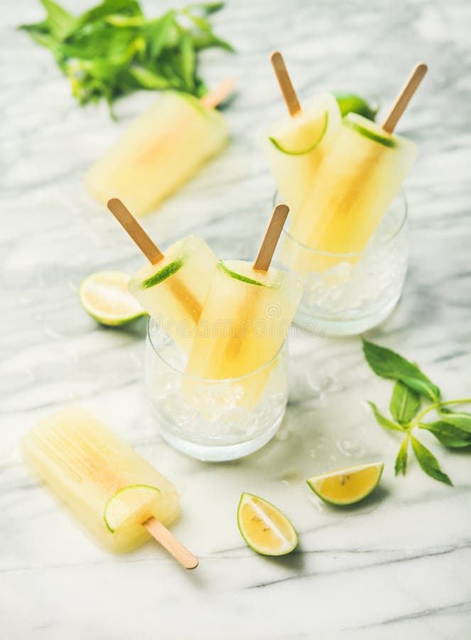 Polos de restauración de la limonada del verano con la cal y la menta fotografía de archivo Polos de restauración de la limonada del verano con la cal y la menta fotografía de archivo