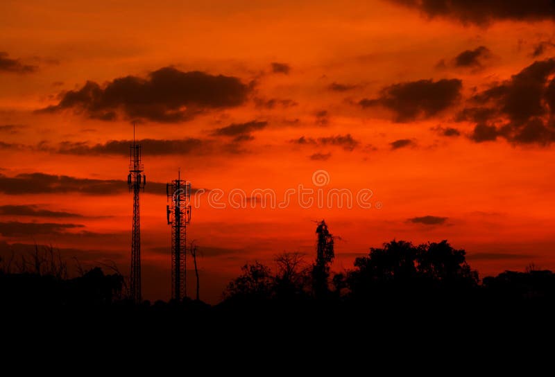 Polos de teléfono en puesta del sol fotografía de archivo Polos de teléfono en puesta del sol fotografía de archivo