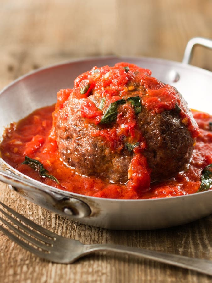 Polpetta italiana rustica in salsa al pomodoro fotografia stock libera da diritti Polpetta italiana rustica in salsa al pomodoro fotografia stock libera da diritti