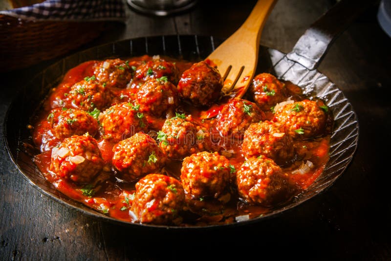 Polpette deliziose in una salsa al pomodoro piccante fotografia stock libera da diritti Polpette deliziose in una salsa al pomodoro piccante fotografia stock libera da diritti