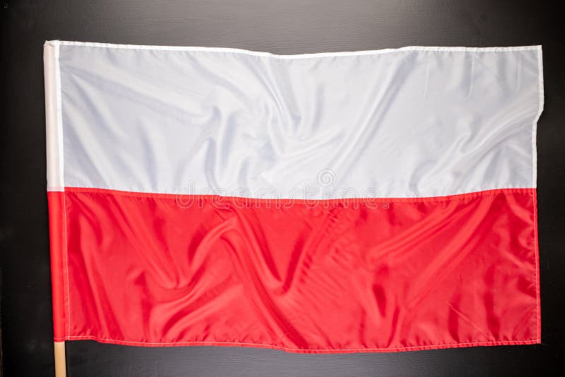 Polska flaga na ciemnym stole Flaga dołączająca drewniany dźwigar zdjęcie royalty free Polska flaga na ciemnym stole Flaga dołączająca drewniany dźwigar zdjęcie royalty free