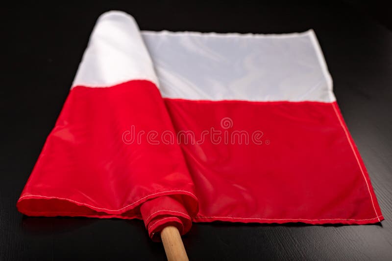 Polska flaga na ciemnym stole Flaga dołączająca drewniany dźwigar obraz stock Polska flaga na ciemnym stole Flaga dołączająca drewniany dźwigar obraz stock