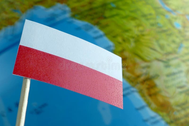 Polska flaga z kuli ziemskiej mapą jako tło