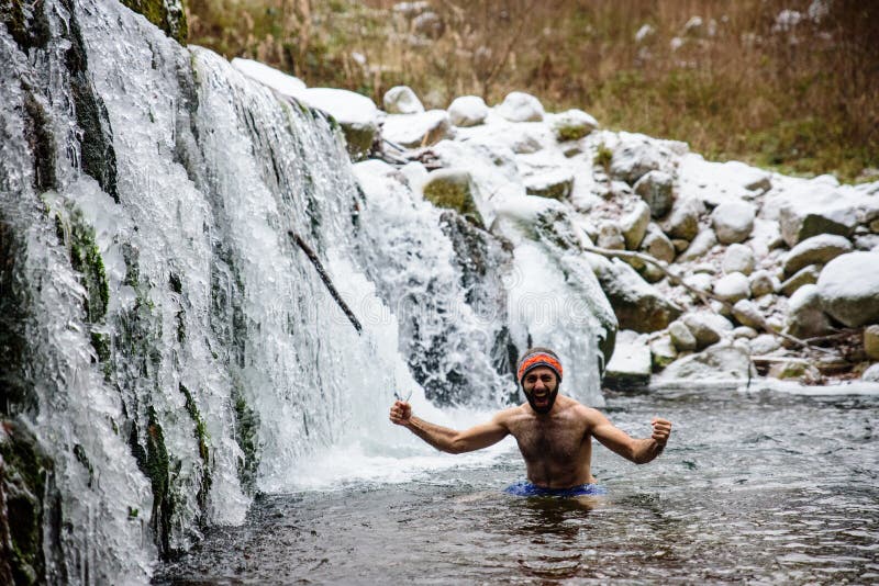 POLSKA, GRUDZIEŃ - 06: Wim Hof metody praktykant krzyczy gdy jest wewnątrz zdjęcia stock POLSKA, GRUDZIEŃ - 06: Wim Hof metody praktykant krzyczy gdy jest wewnątrz zdjęcia stock