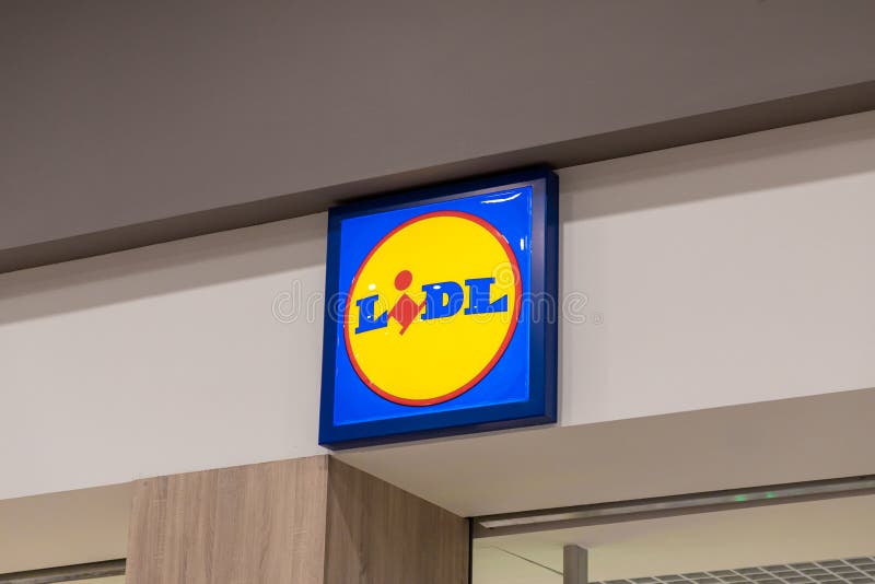 Polska Poznań marzec 15 2025 r. : Lidl wejście do supermarketu z oświetlonym żółtym i niebieskim logo na ścianie wewnątrz centrum zdjęcia stock