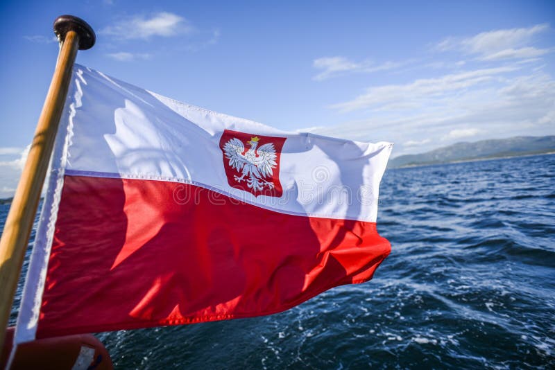 Polski chorągwiany falowanie podczas gdy żeglujący na jachcie w północnym morzu