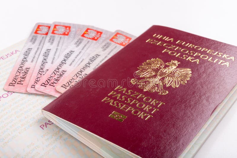 Polskt pass och legitimationkort på en vit tabell Personliga dokument från ett europeiskt land