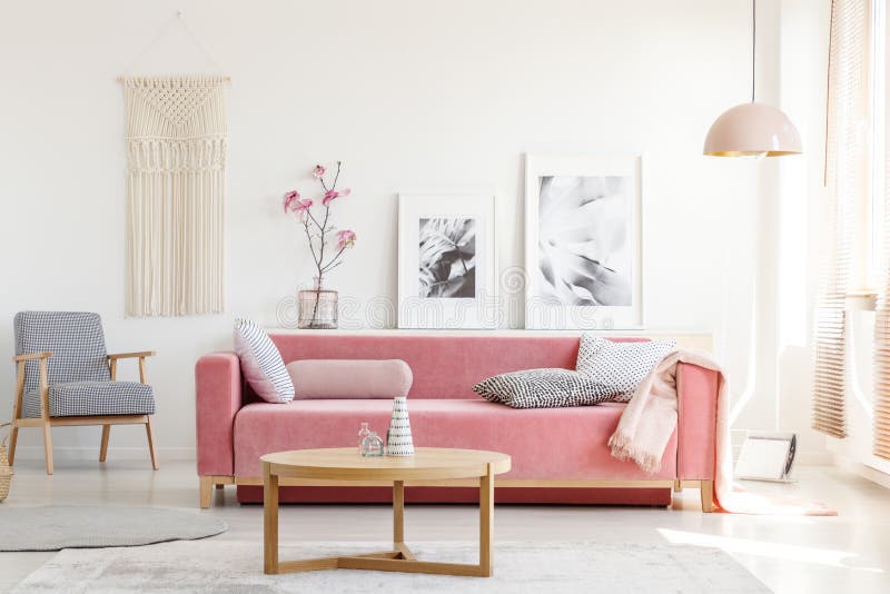 Poltrona modellata e strato rosa nell'interno femminista dell'appartamento