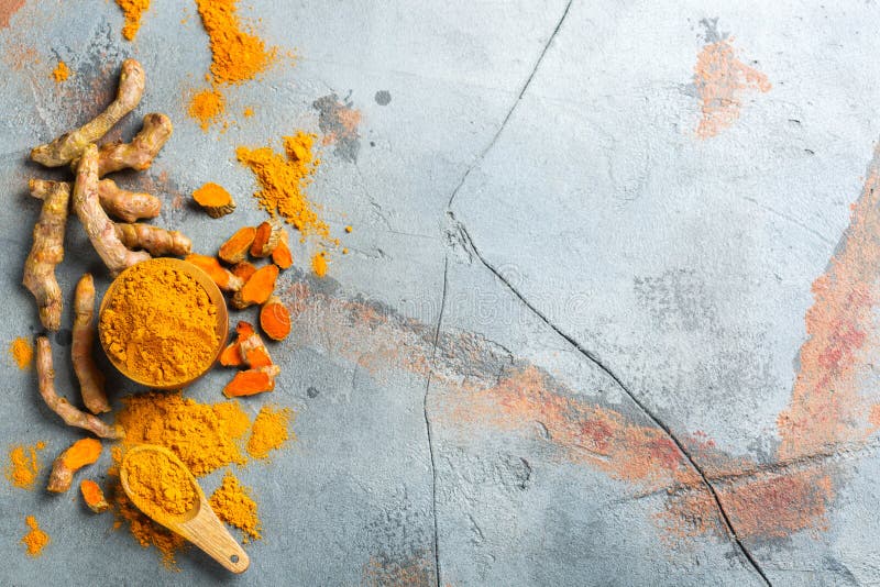 Polvere Cruda Di Curcuma Longa Della Radice Di Curcuma Fotografia Stock - Foto 12