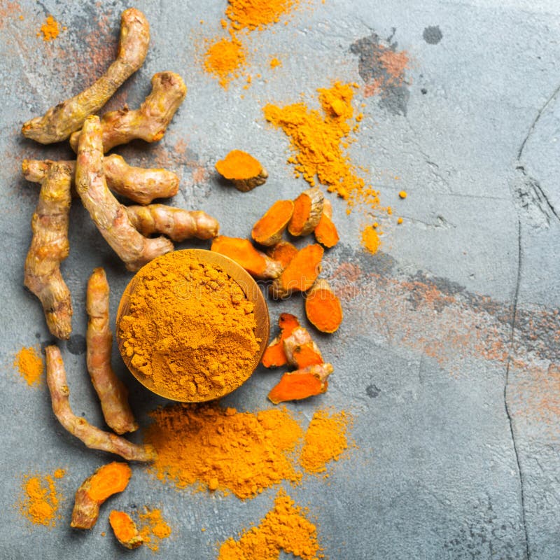 Polvere Cruda Di Curcuma Longa Della Radice Di Curcuma Fotografia Stock - Foto 3