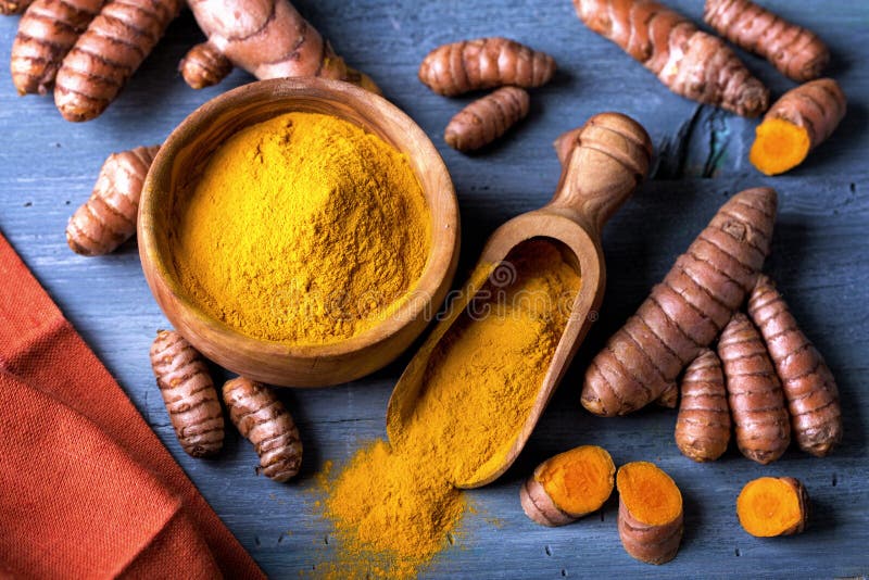 Polvere e radici della curcuma fotografia stock libera da diritti Polvere e radici della curcuma fotografia stock libera da diritti