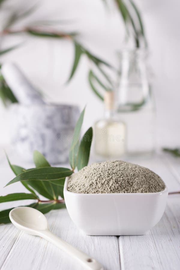 Polvere facciale asciutta dell'argilla in ciotola Cosmetici naturali per il trattamento della stazione termale del salone o della fotografia stock Polvere facciale asciutta dell'argilla in ciotola Cosmetici naturali per il trattamento della stazione termale del salone o della fotografia stock