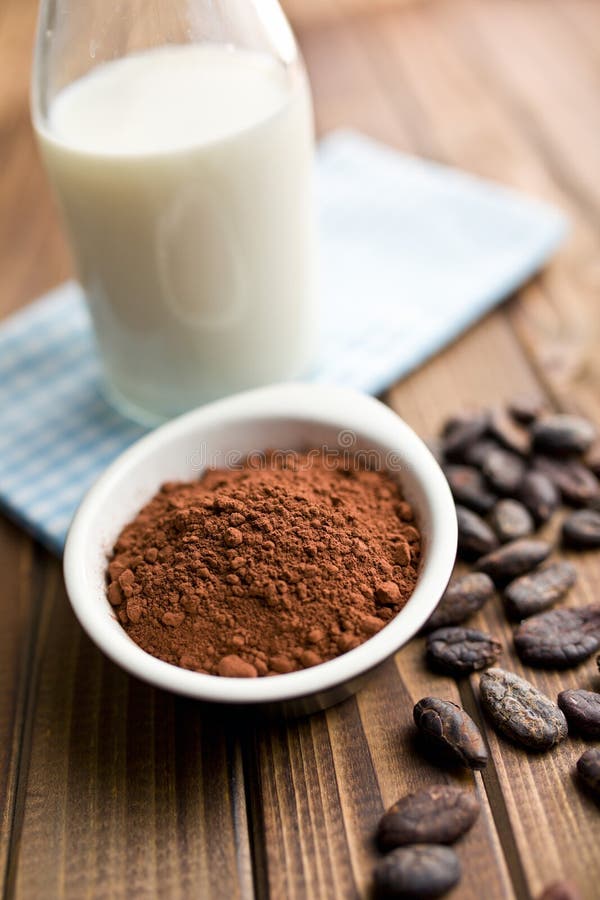 Polvo de cacao con leche imagen de archivo. Imagen de bebida 34650561