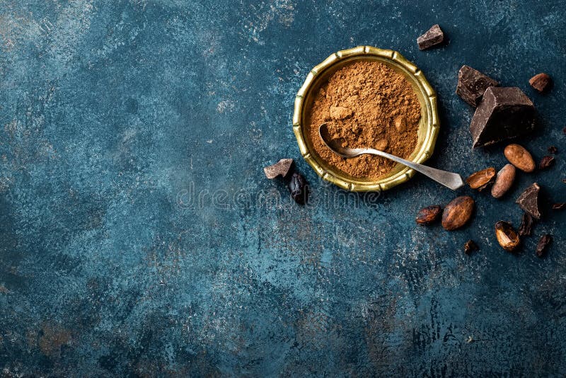 Polvo de cacao, habas y pedazos oscuros machacados, fondo culinario del chocolate foto de archivo libre de regalías Polvo de cacao, habas y pedazos oscuros machacados, fondo culinario del chocolate foto de archivo libre de regalías