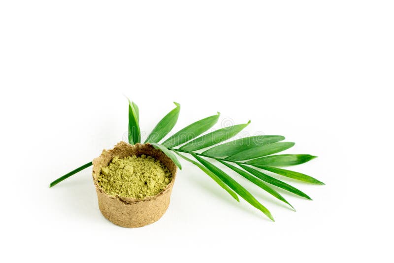 Polvo de la alhe?a para el mehendi de te?ido del pelo y de las cejas y del dibujo en las manos, con la hoja de palma verde fotografía de archivo Polvo de la alhe?a para el mehendi de te?ido del pelo y de las cejas y del dibujo en las manos, con la hoja de palma verde fotografía de archivo