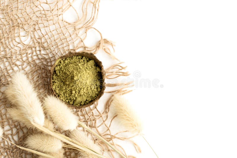 Polvo de la alhe?a para el mehendi de te?ido del pelo y de las cejas y del dibujo en las manos, con la hoja de palma verde fotografía de archivo libre de regalías Polvo de la alhe?a para el mehendi de te?ido del pelo y de las cejas y del dibujo en las manos, con la hoja de palma verde fotografía de archivo libre de regalías